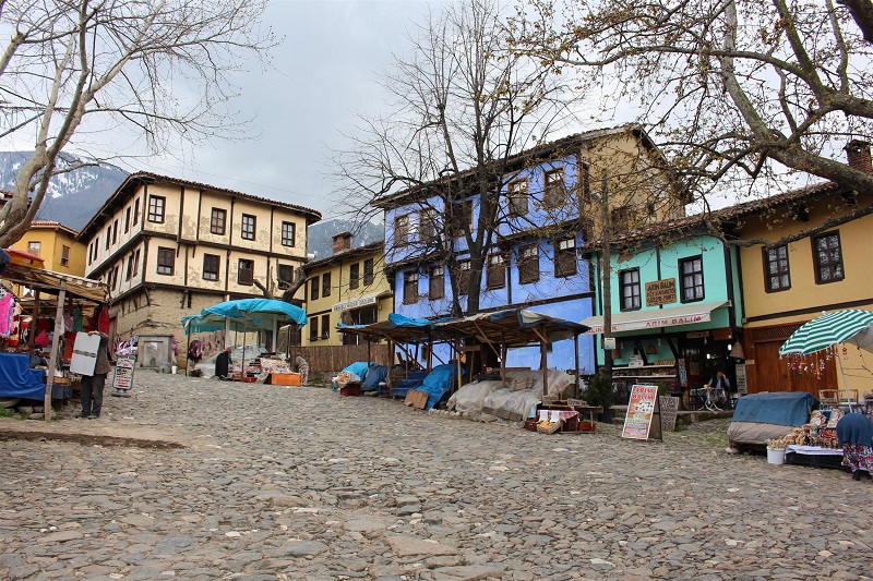 Cumalıkızık'ta arnavut kaldırımlı sokak ve renkli boyalı tarihi evler