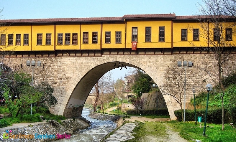 Gökdere üzerindeki taş kemerli Irgandı Köprüsü ve üzerindeki ahşap dükkânlar