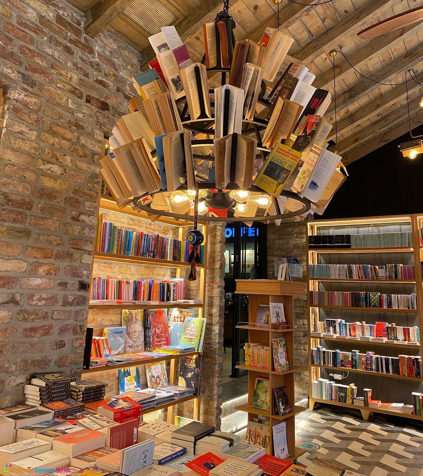 Minoa Books Cafe