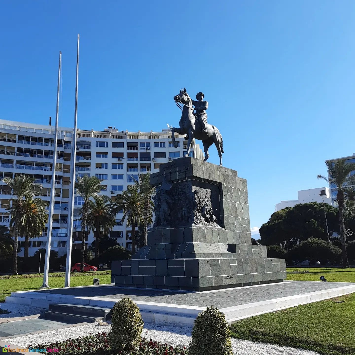İzmir Atatürk Anıtı