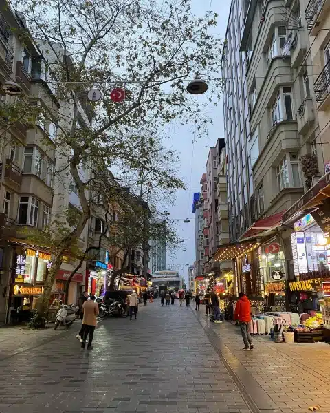 Taksim’in Arka Sokakları: Talimhane, Tarlabaşı ve Dolapdere Talimhane