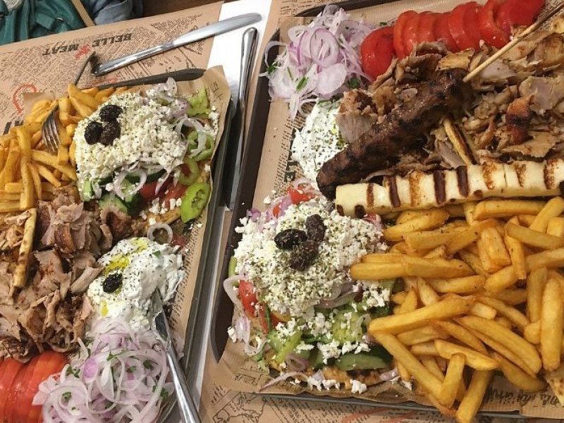 Mykonos'ta Gyros Keyfi: Souvlaki Story