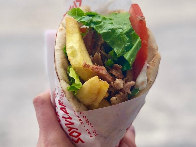 Santorini'nin Gizli Hazinesi: Lucky's Souvlaki