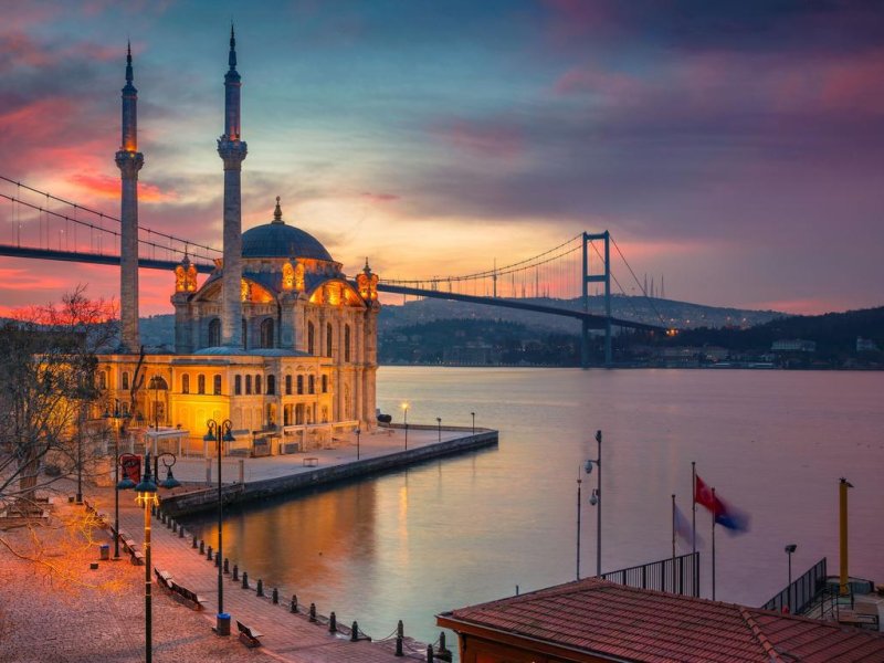 Ortaköy Camii ve Meydanı