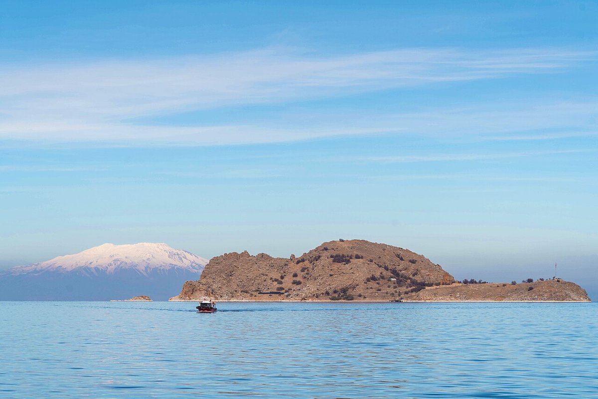 Van Gölü'nde Akdamar Adası ve arkasında karlı Süphan Dağı