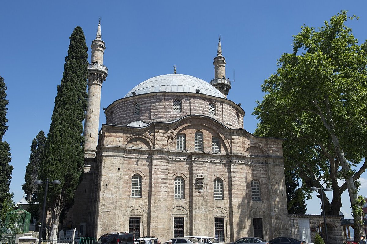 Emir Sultan Camii'nin kubbesi, iki minaresi ve önündeki selvi ağaçları