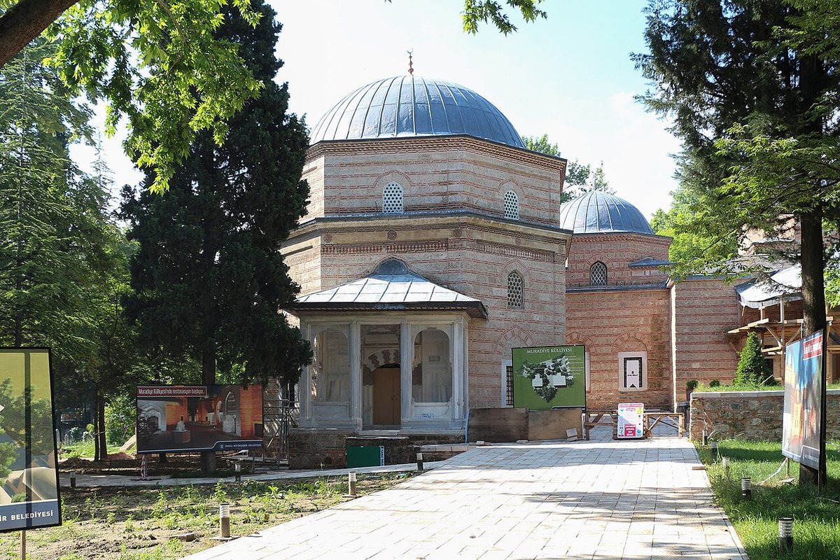 Muradiye Külliyesi'nde ağaçlar arasında kubbeli türbeler