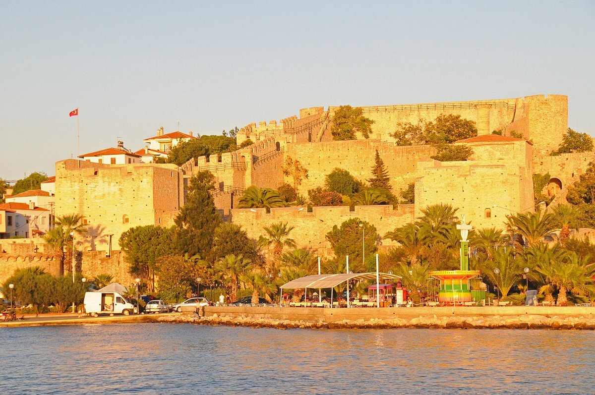 Çeşme merkezde Çeşme Kalesi'nin surları