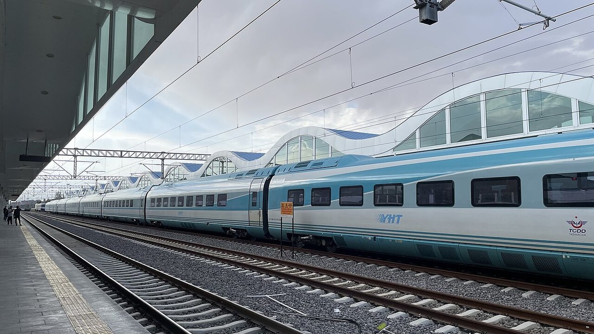 Eskişehir Garı'nda peronda bekleyen beyaz-mavi yüksek hızlı tren