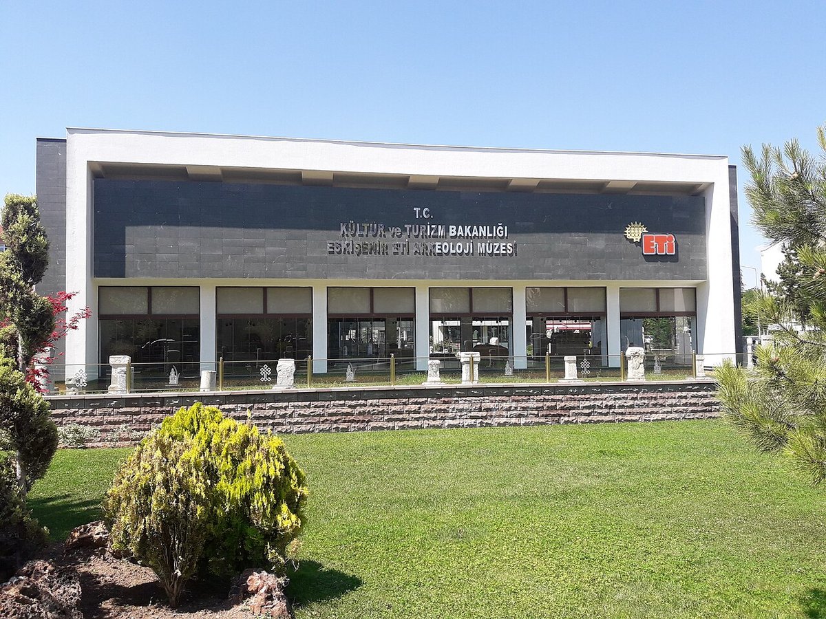 Eskişehir Eti Arkeoloji Müzesi'nin modern binası ve önündeki bahçe