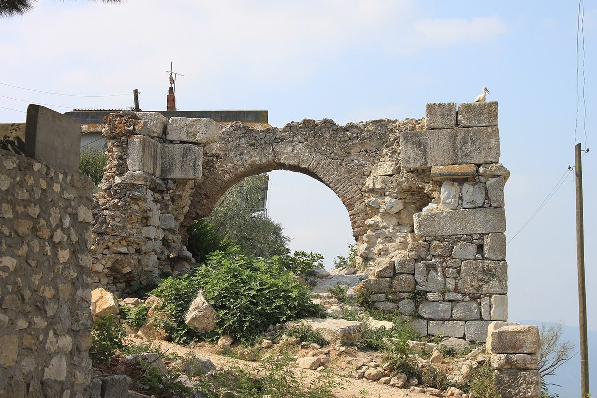 Gölyazı'daki Bizans dönemi kale kapısının taş kemeri