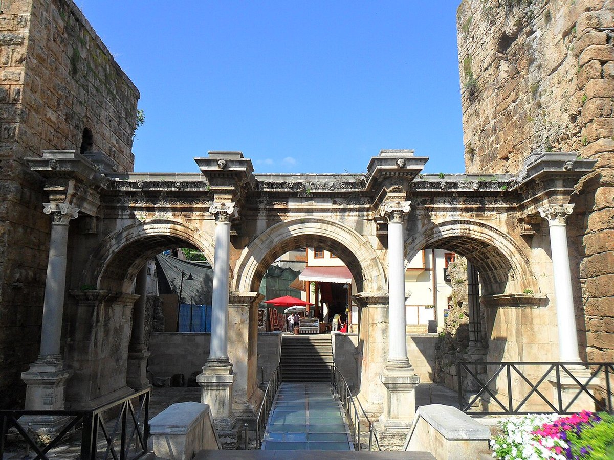 Kaleiçi girişindeki üç kemerli Hadrian Kapısı