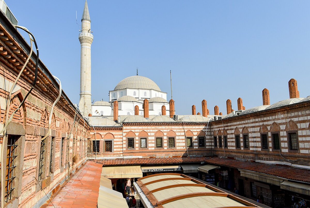 Kemeraltı'ndaki Hisar Camii'nin kubbeleri ve minaresi