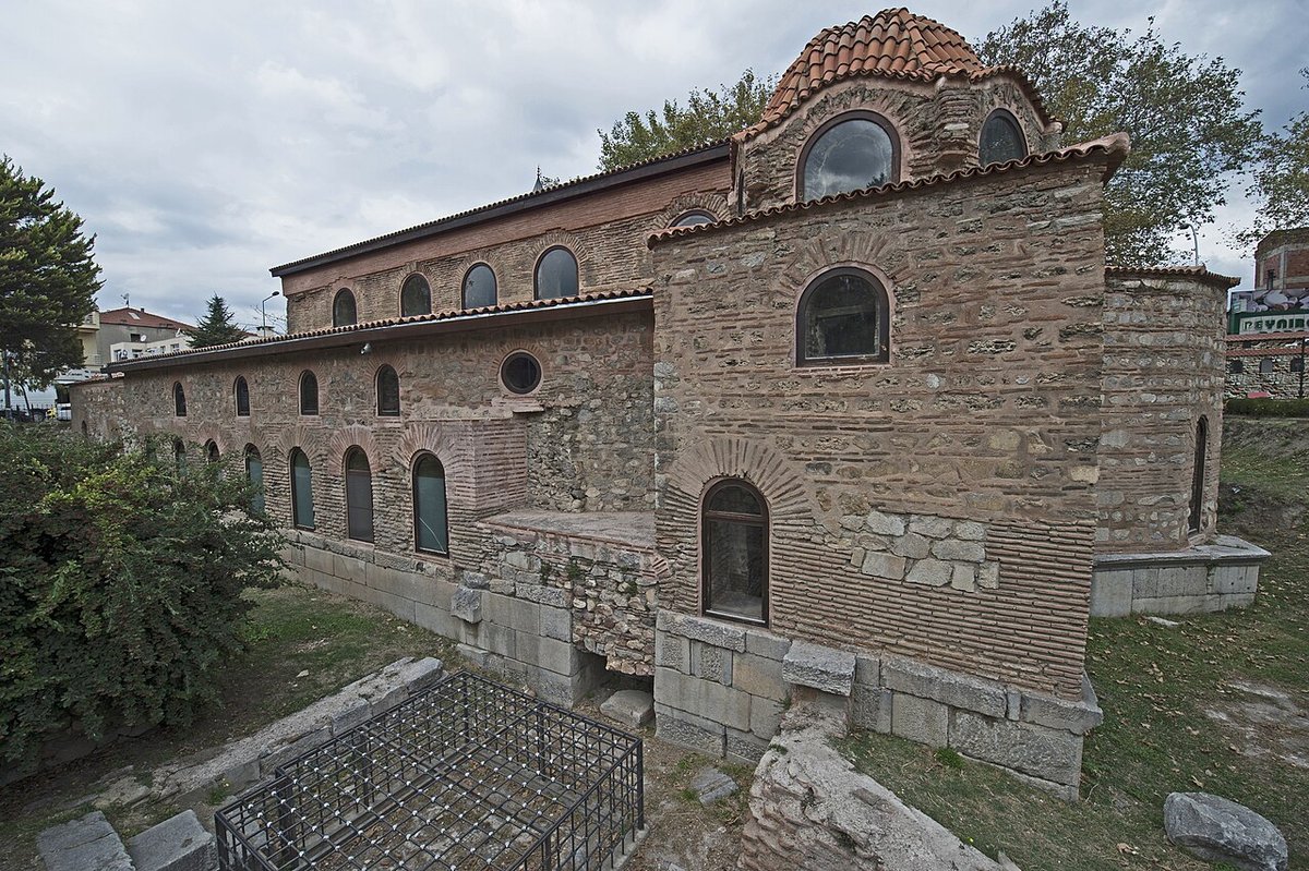 İznik Ayasofya Camii'nin tuğla ve taş duvarlı dış cephesi