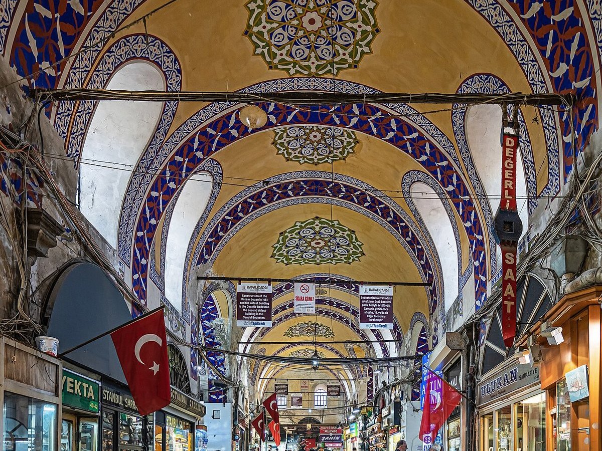 Kapalıçarşı'nın kubbeli, süslü koridoru