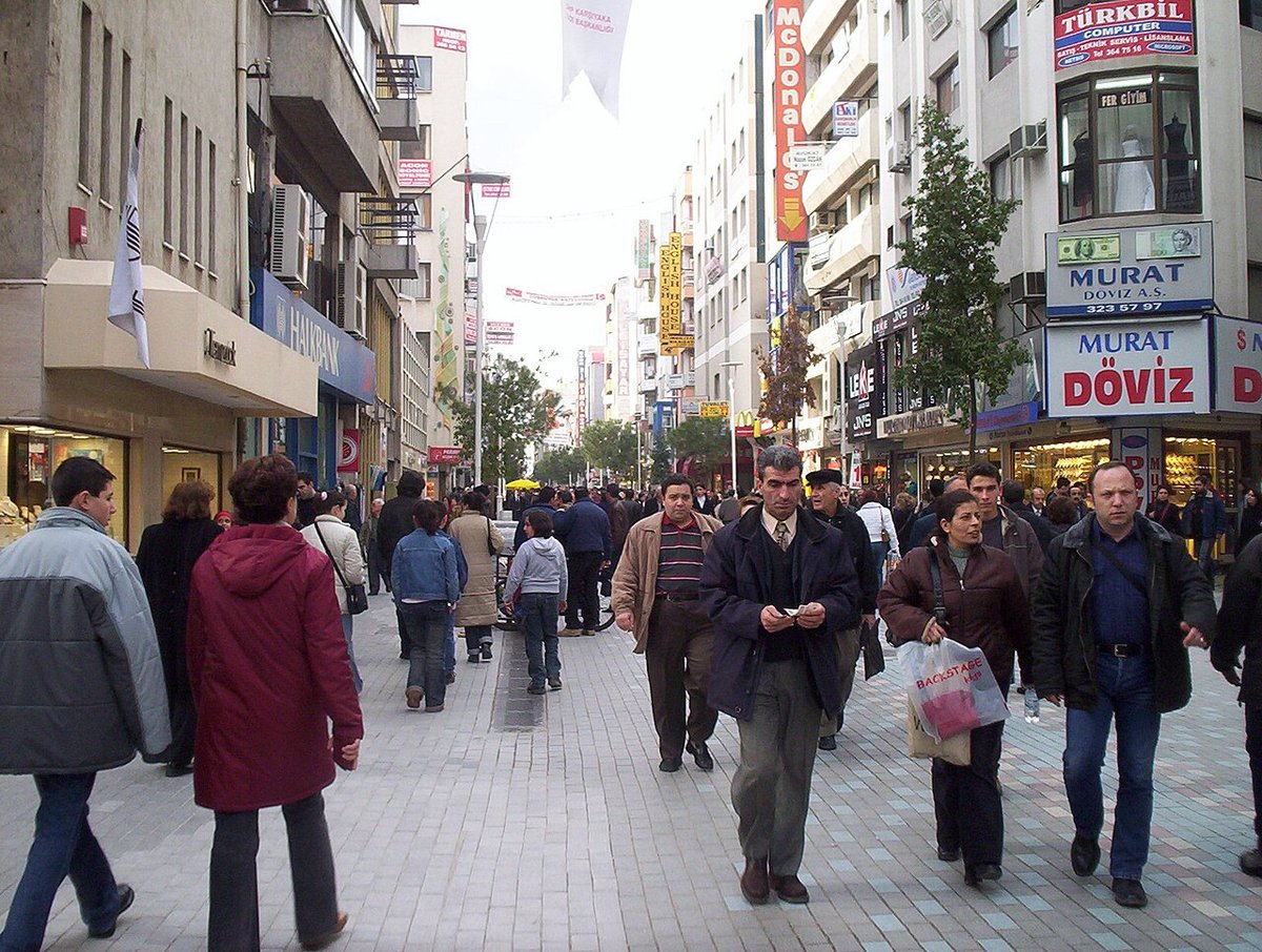 Karşıyaka Çarşısı'nda yaya caddesi