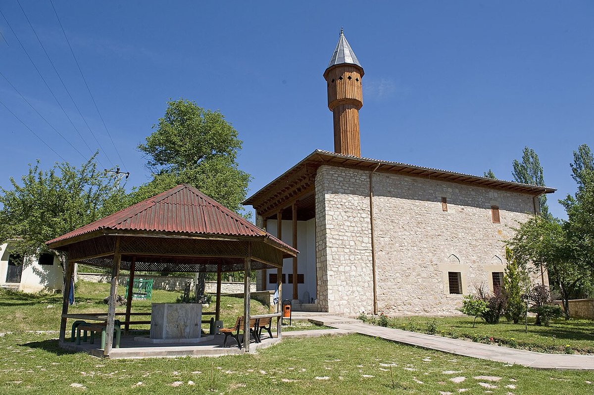 Kasaba Köyü Mahmut Bey Camii'nin taş dış cephesi ve minaresi