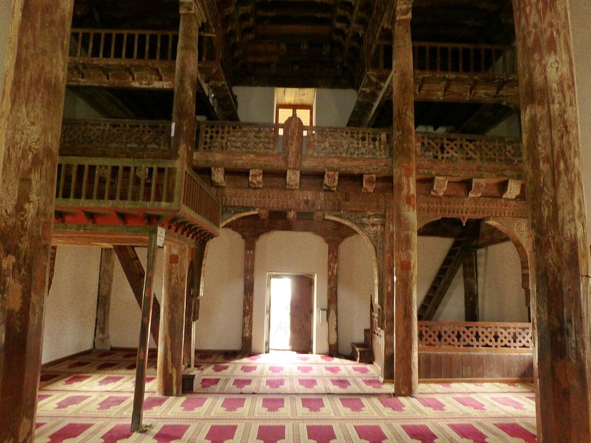 Mahmut Bey Camii'nin ahşap direkleri ve boyalı ahşap balkonu