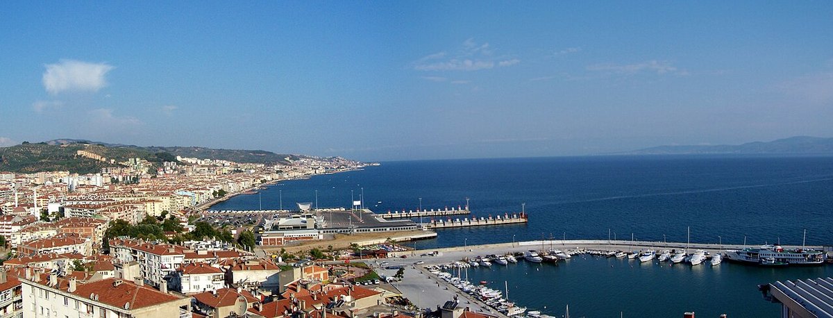 Mudanya'nın deniz kıyısındaki evleri, iskelesi ve Marmara Denizi