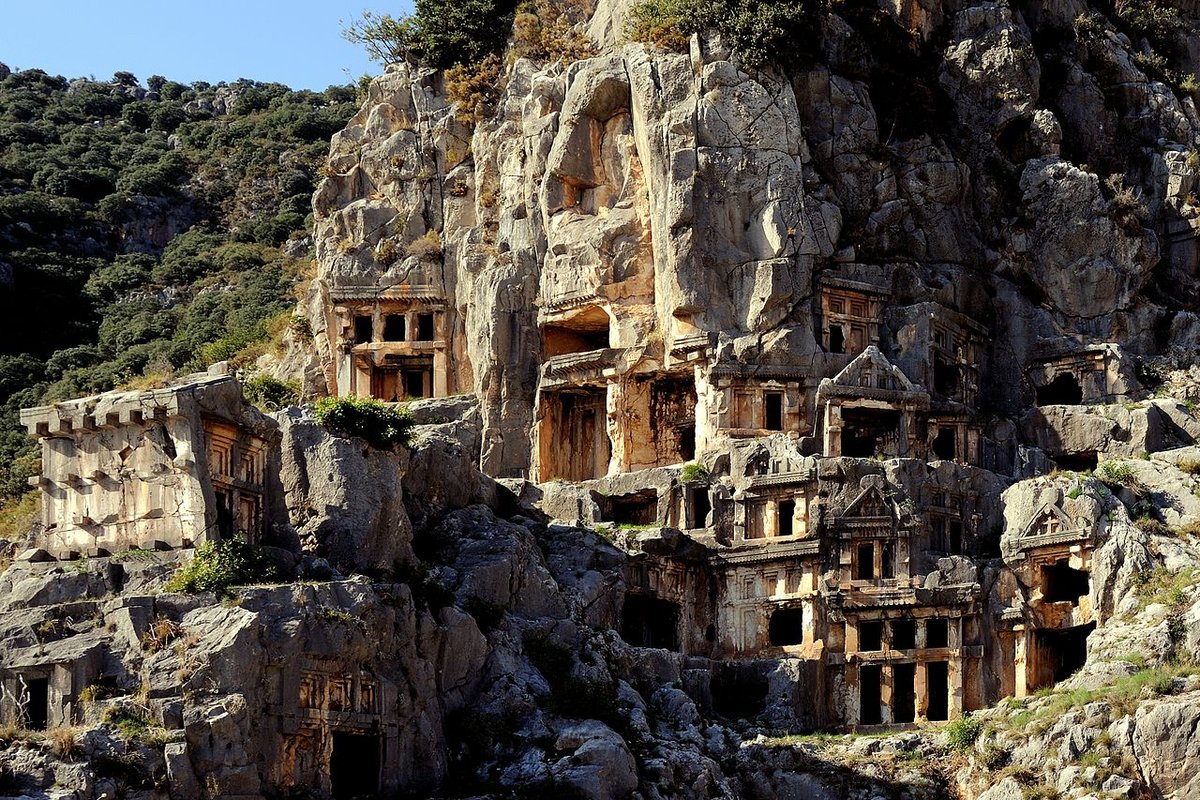 Myra antik kentinde kayaya oyulmuş Likya mezarları