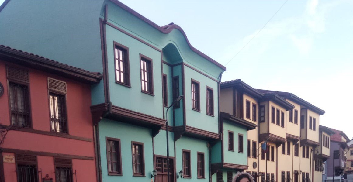 Odunpazarı'nda cumbalı, renkli boyalı geleneksel Osmanlı evleri