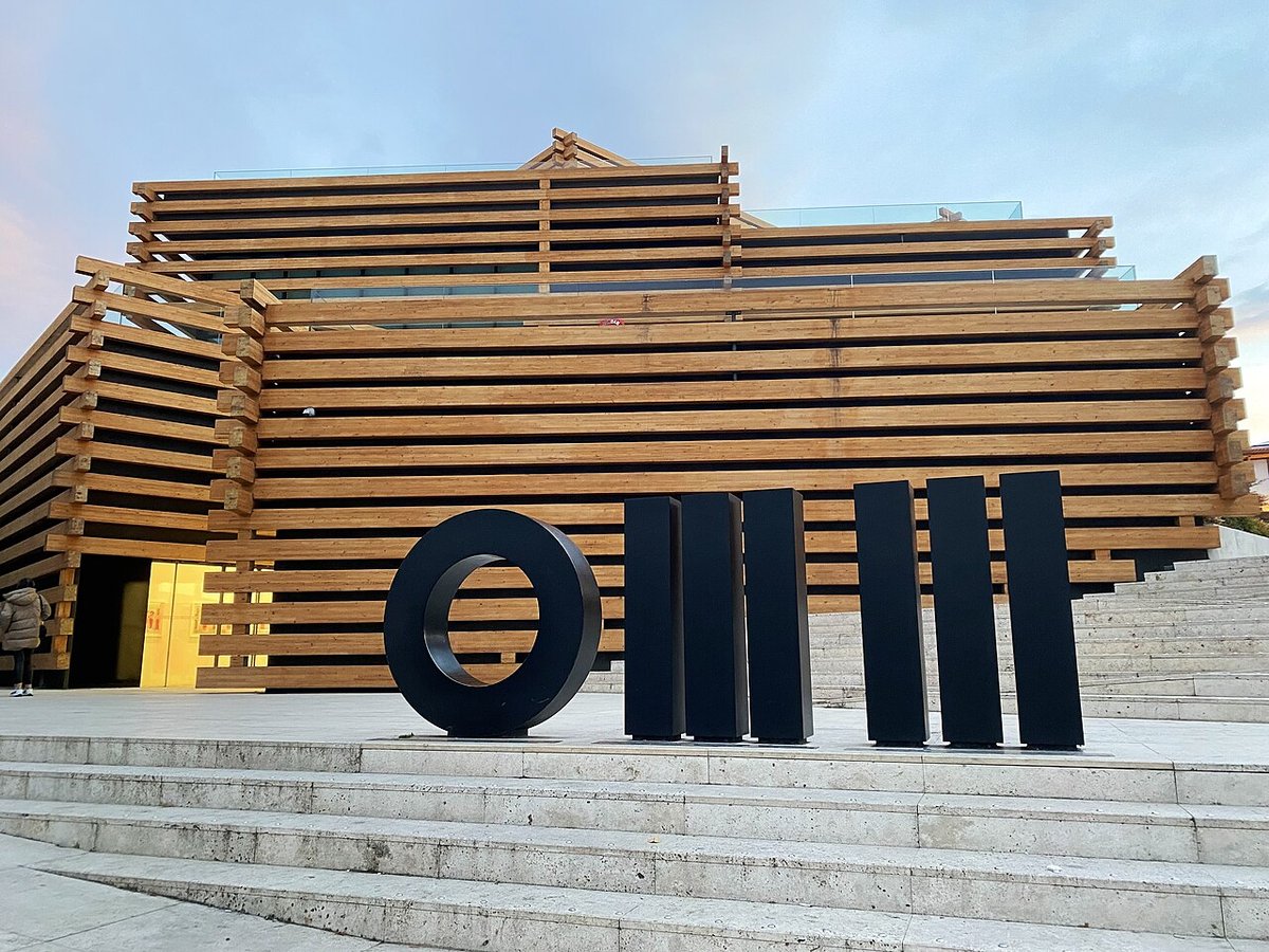 OMM Odunpazarı Modern Müze'nin üst üste dizilmiş ahşap kirişlerden oluşan cephesi