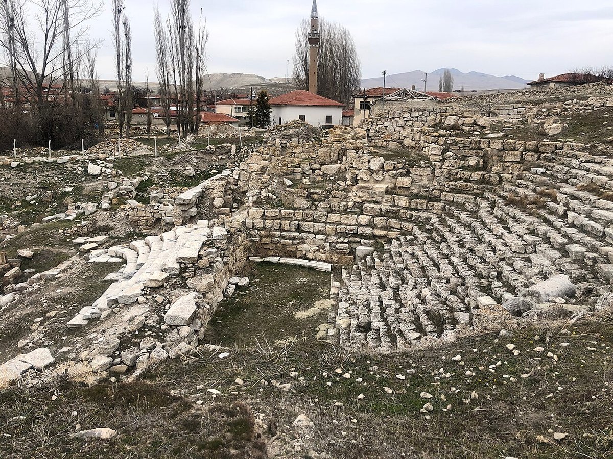 Pessinus antik kentinde taş basamaklı yapı kalıntıları