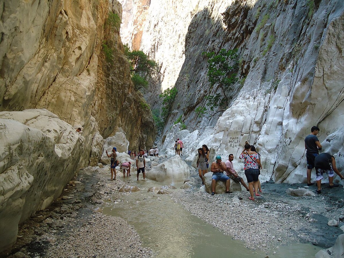 Saklıkent Kanyonu'nun yüksek kaya duvarları