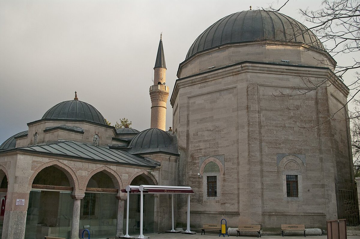Seyitgazi'deki Seyyid Battal Gazi Külliyesi'nin kubbeli türbesi ve minaresi