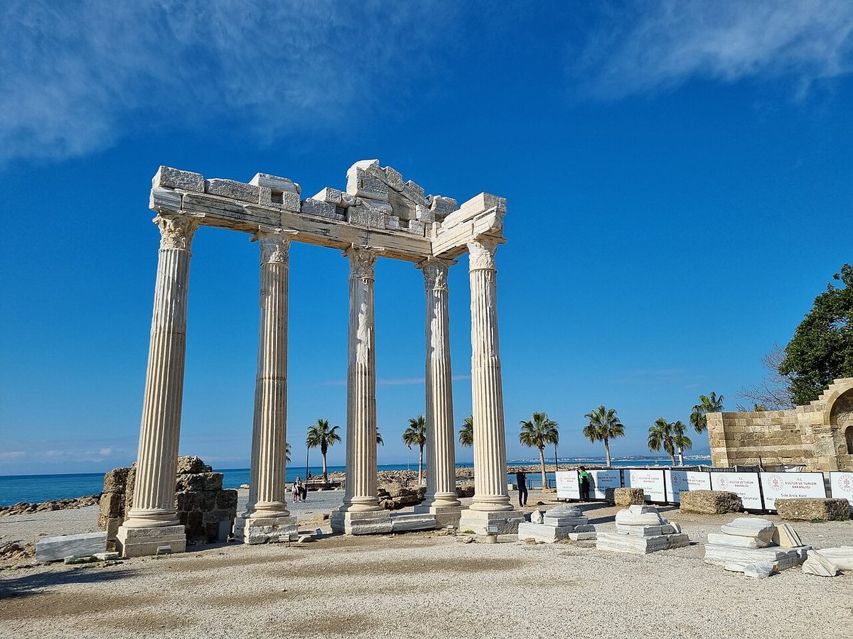 Side'de deniz kıyısındaki Apollon Tapınağı sütunları