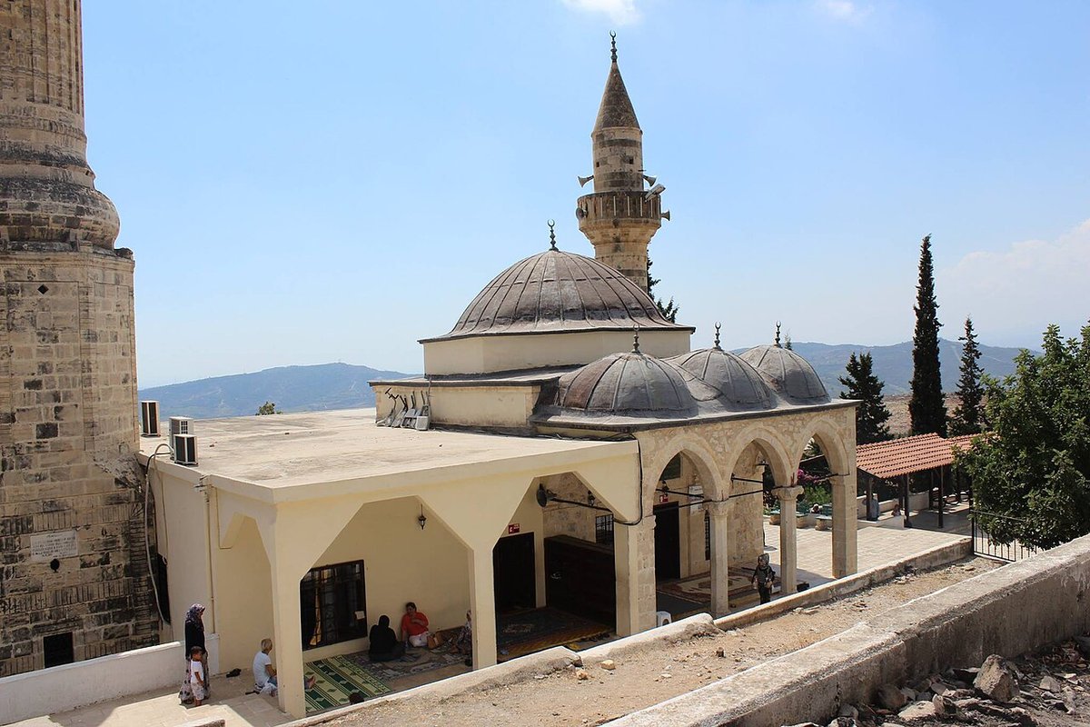 Tarsus Eshab-ı Kehf Camii'nin kubbeleri ve minaresi