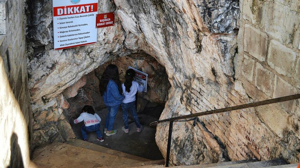 Tarsus Eshab-ı Kehf Mağarası girişi