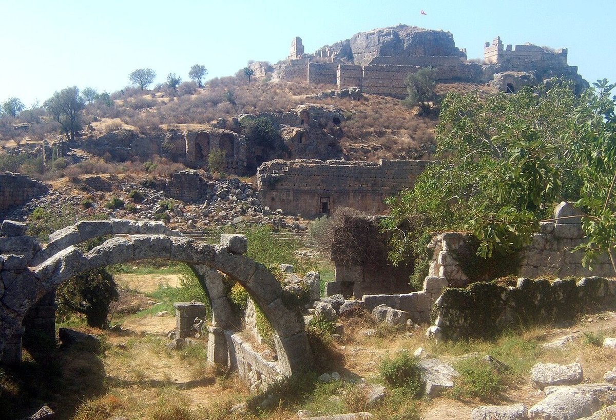 Tlos antik kentinin kalıntıları ve kayalık tepe