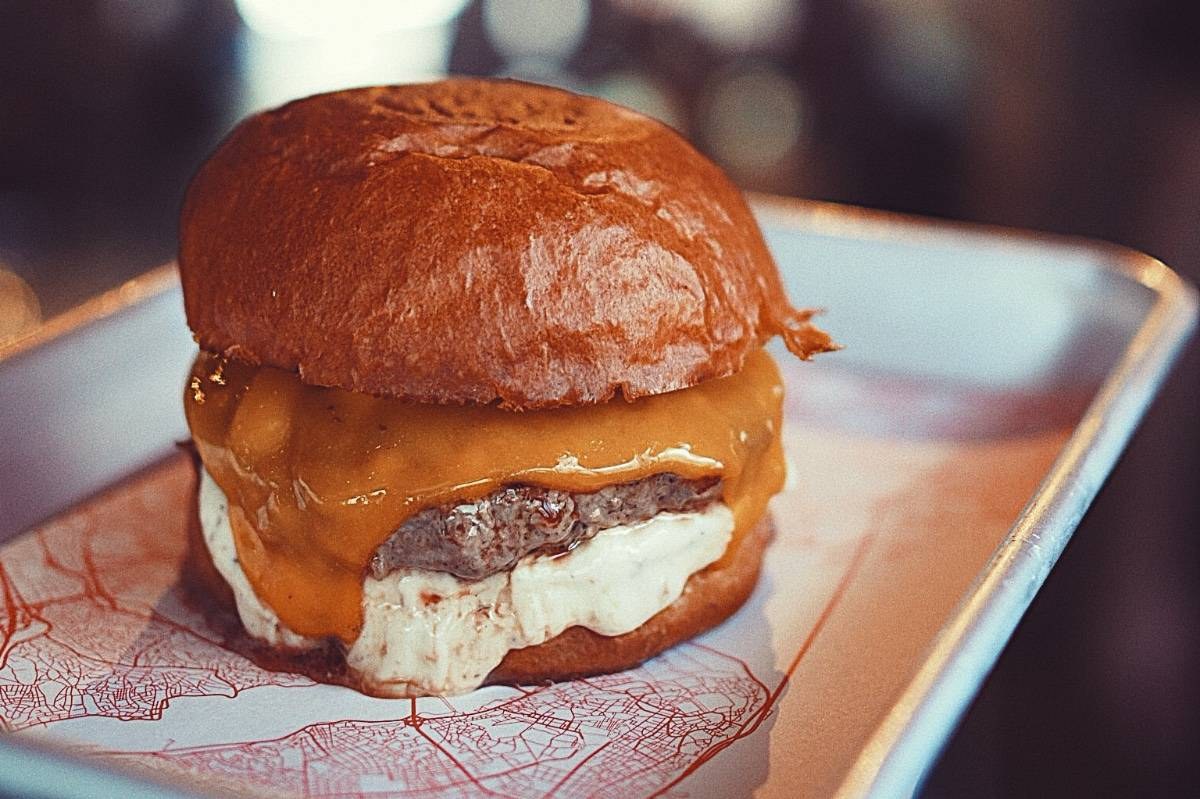 Zula İstanbul'un cheddar soslu burgeri